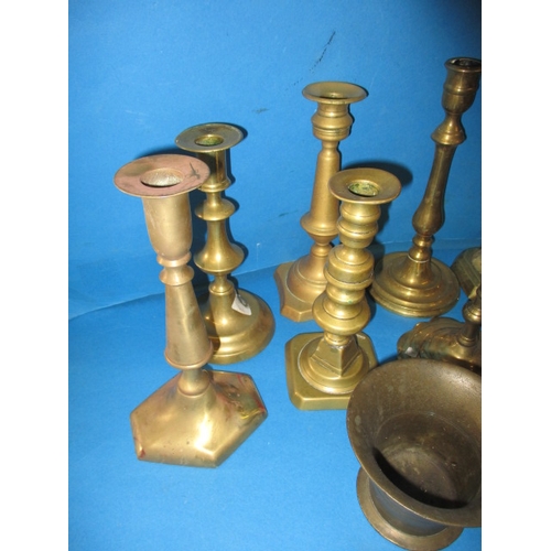 83 - A parcel of vintage metalwares, to include antique brass candlesticks, all in used condition with ag... 