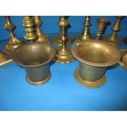 83 - A parcel of vintage metalwares, to include antique brass candlesticks, all in used condition with ag... 