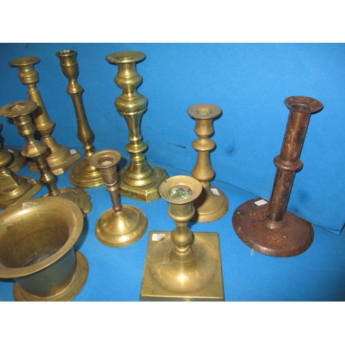 83 - A parcel of vintage metalwares, to include antique brass candlesticks, all in used condition with ag... 