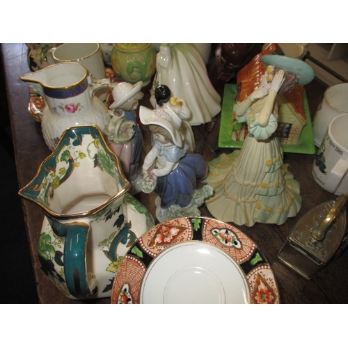 85 - A parcel of general clearance items to include figures by Doulton, Lladro and Coalport, and other ce... 