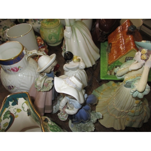 85 - A parcel of general clearance items to include figures by Doulton, Lladro and Coalport, and other ce... 