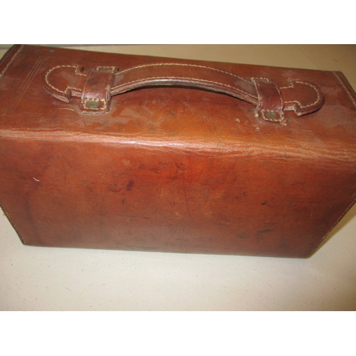 177 - A 1930’s leather shotgun cartridge carrier. In good preowned, useable condition. Approximate size wi... 