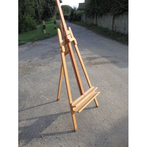 190 - A large floor standing artist easel. Adjustable positions, in useable pre-owned condition.