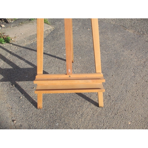 190 - A large floor standing artist easel. Adjustable positions, in useable pre-owned condition.