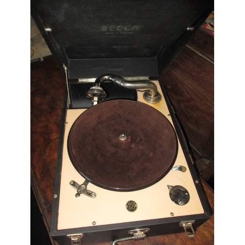 210 - A vintage Decca 50 wind up gramophone and a selection of period records, in working order with use-r... 