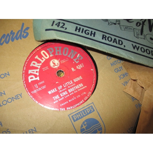 210 - A vintage Decca 50 wind up gramophone and a selection of period records, in working order with use-r... 