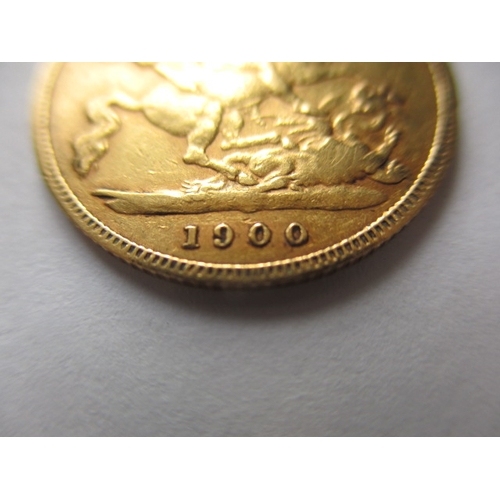 82 - A Victorian gold half sovereign dated 1900, a circulated coin with fine definition of features