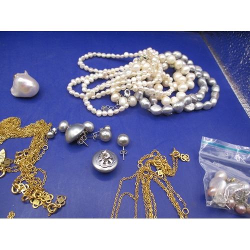 161 - A parcel of costume jewellery ,to include Turkish yellow metal necklaces and cultured pearls, all in... 