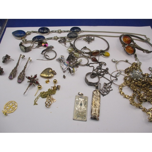 162 - A parcel of vintage costume jewellery, to include necklaces and earrings, all in used condition