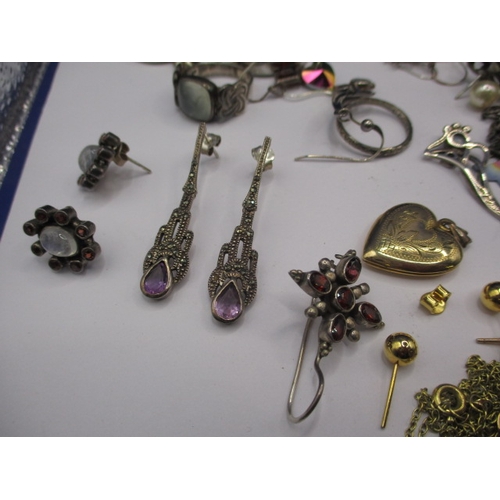 162 - A parcel of vintage costume jewellery, to include necklaces and earrings, all in used condition