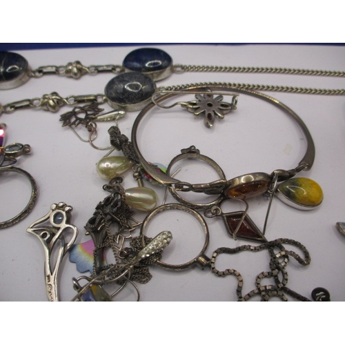 162 - A parcel of vintage costume jewellery, to include necklaces and earrings, all in used condition