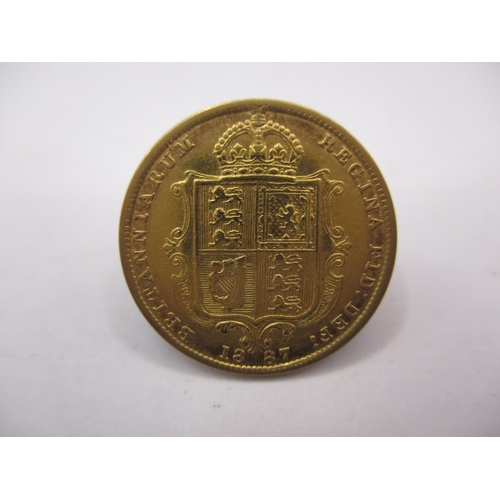 98 - A Victorian gold half sovereign dated 1887, a circulated coin with good definition of features