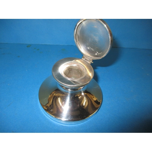 146 - A parcel of sterling silver items, to include a small capstan inkwell, approx. gross parcel weight 2... 