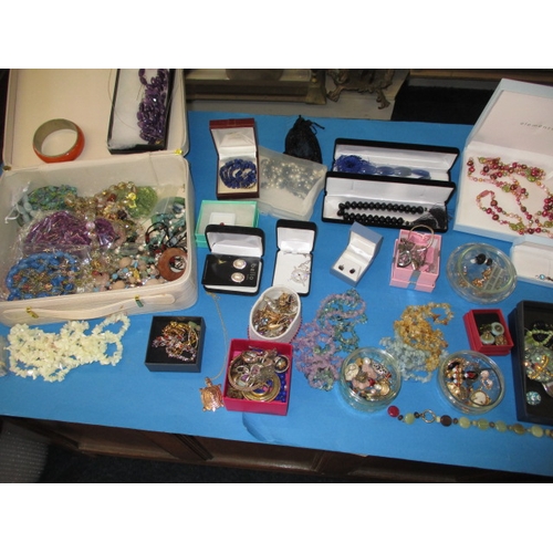 163 - A very large quantity of vintage costume jewellery, all in used condition