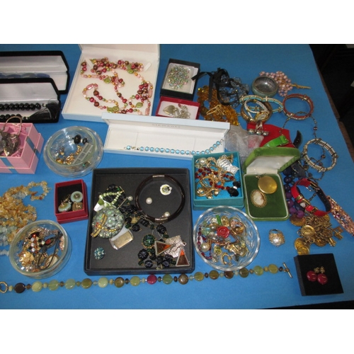 163 - A very large quantity of vintage costume jewellery, all in used condition