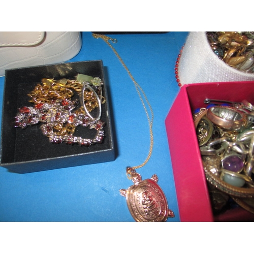 163 - A very large quantity of vintage costume jewellery, all in used condition