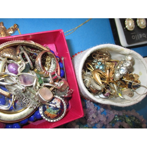 163 - A very large quantity of vintage costume jewellery, all in used condition