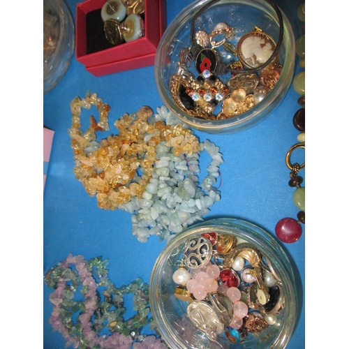 163 - A very large quantity of vintage costume jewellery, all in used condition