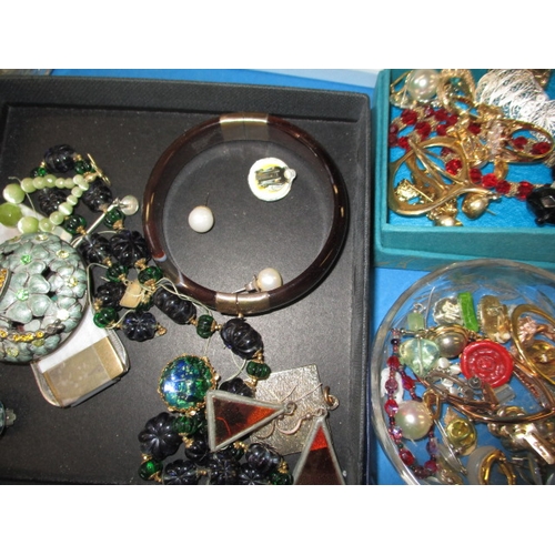 163 - A very large quantity of vintage costume jewellery, all in used condition