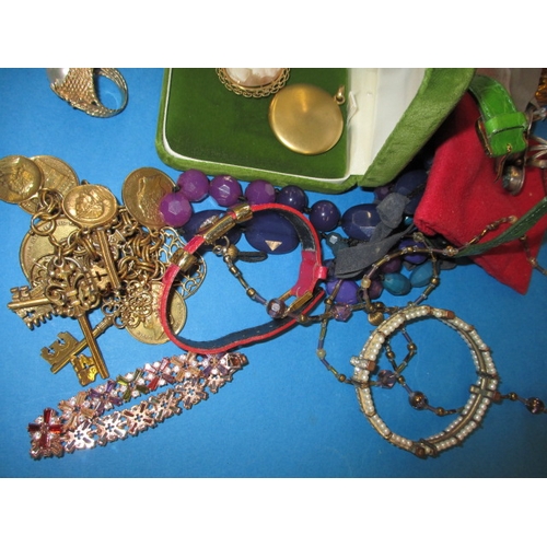 163 - A very large quantity of vintage costume jewellery, all in used condition