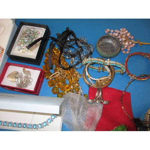 163 - A very large quantity of vintage costume jewellery, all in used condition