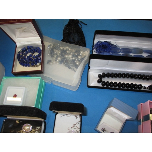 163 - A very large quantity of vintage costume jewellery, all in used condition