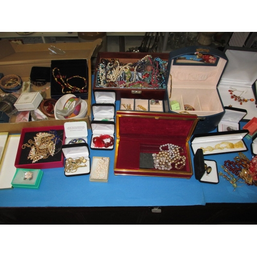 164 - A very large quantity of vintage costume jewellery, all in used condition