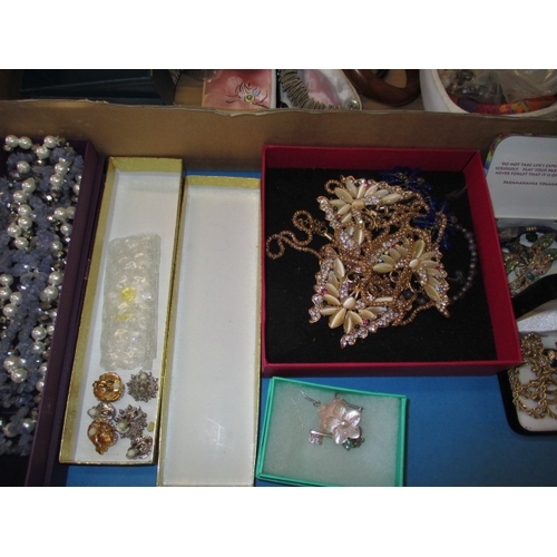 164 - A very large quantity of vintage costume jewellery, all in used condition