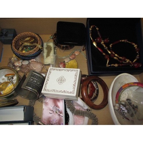 164 - A very large quantity of vintage costume jewellery, all in used condition