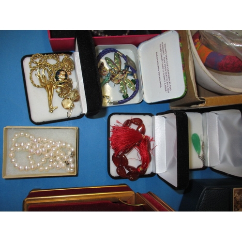 164 - A very large quantity of vintage costume jewellery, all in used condition