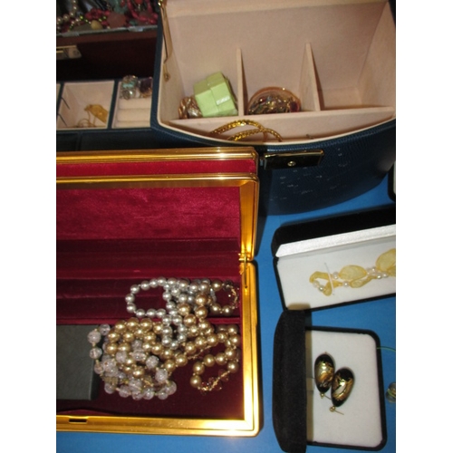 164 - A very large quantity of vintage costume jewellery, all in used condition