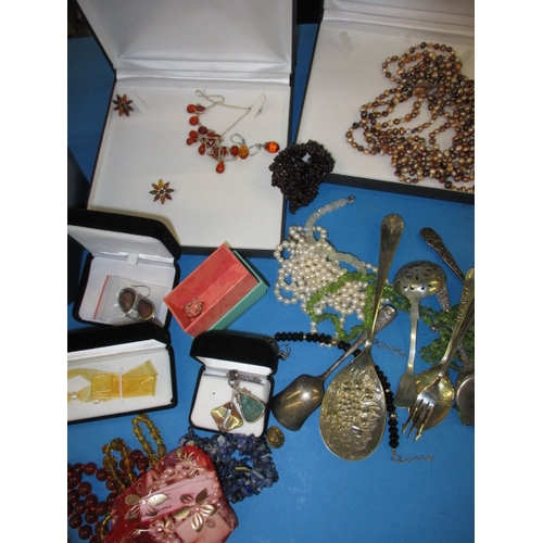 164 - A very large quantity of vintage costume jewellery, all in used condition