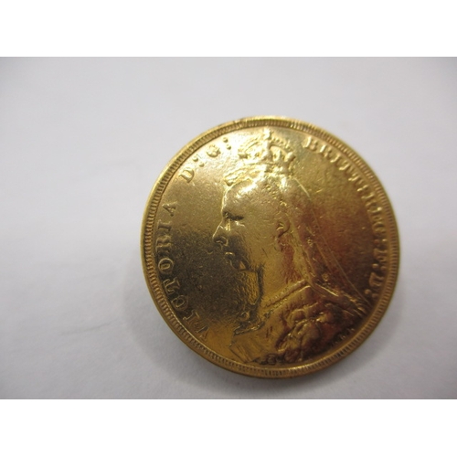 104 - A Victorian gold sovereign dated 1890, a good grade bullion coin with fine definition of features