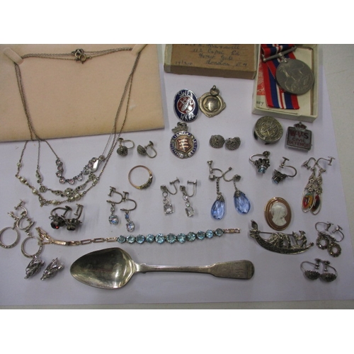 166 - A parcel of costume jewellery and interesting collectables, to include gold and silver items, a WWII... 