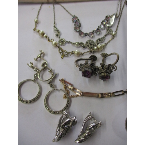 166 - A parcel of costume jewellery and interesting collectables, to include gold and silver items, a WWII... 