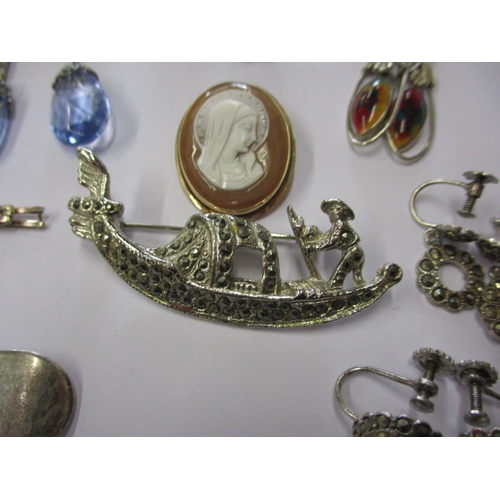 166 - A parcel of costume jewellery and interesting collectables, to include gold and silver items, a WWII... 