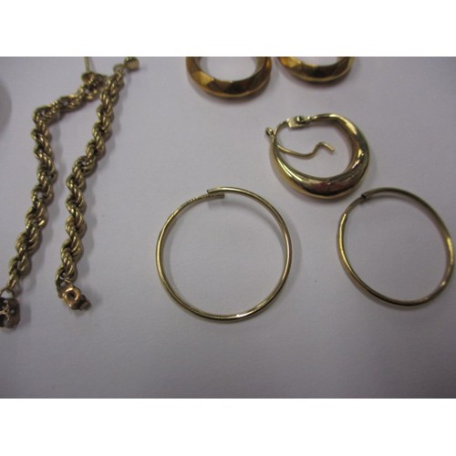 65 - A parcel of gold and yellow metal jewellery items, approx. gross parcel weight 17.3g, odd earrings a... 