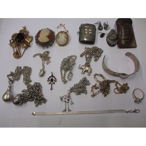 167 - A parcel of vintage jewellery items, to include gold and silver, some chains broken, approx. gold we... 