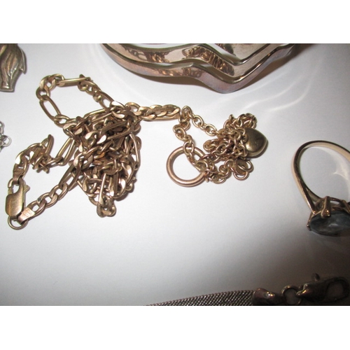 167 - A parcel of vintage jewellery items, to include gold and silver, some chains broken, approx. gold we... 