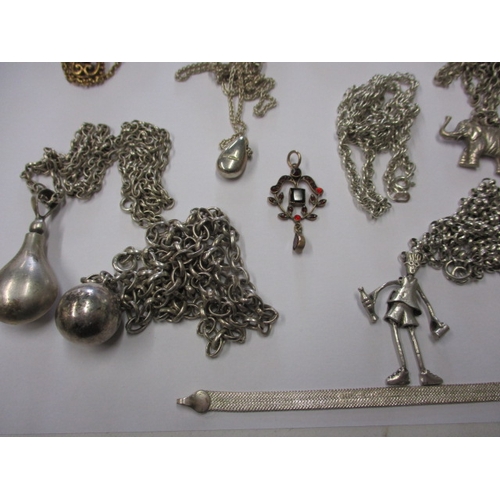 167 - A parcel of vintage jewellery items, to include gold and silver, some chains broken, approx. gold we... 