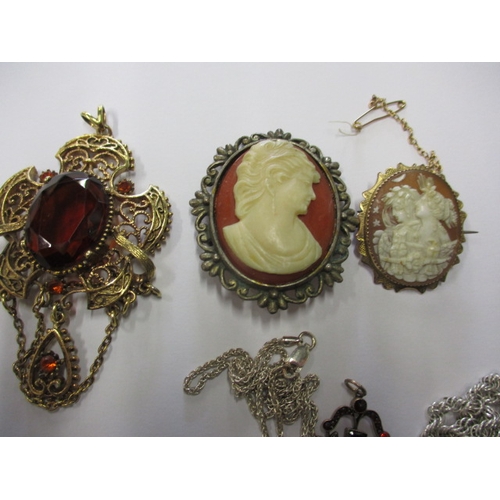 167 - A parcel of vintage jewellery items, to include gold and silver, some chains broken, approx. gold we... 