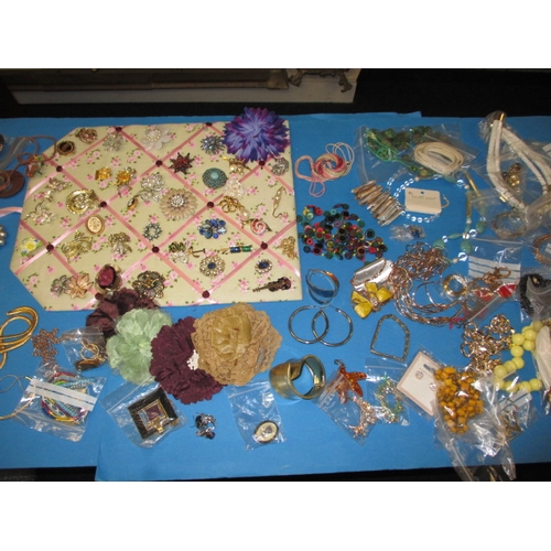 168 - A parcel of vintage costume jewellery, to include brooches and necklaces, all in used condition