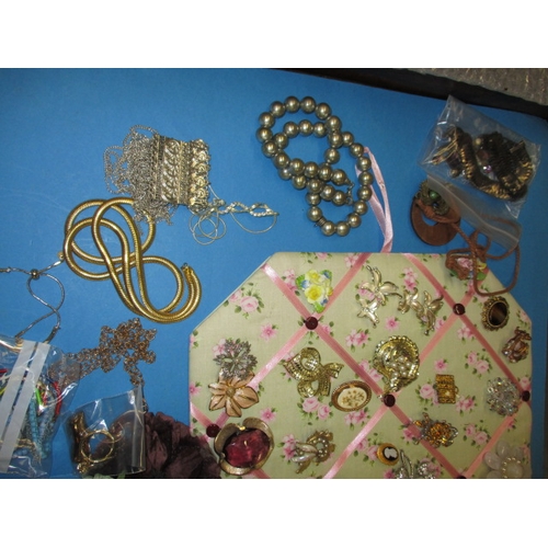 168 - A parcel of vintage costume jewellery, to include brooches and necklaces, all in used condition