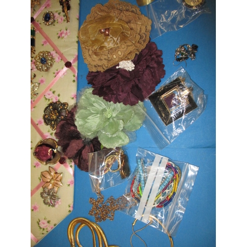 168 - A parcel of vintage costume jewellery, to include brooches and necklaces, all in used condition