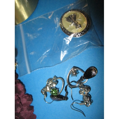 168 - A parcel of vintage costume jewellery, to include brooches and necklaces, all in used condition