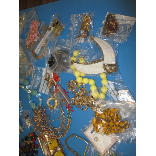 168 - A parcel of vintage costume jewellery, to include brooches and necklaces, all in used condition