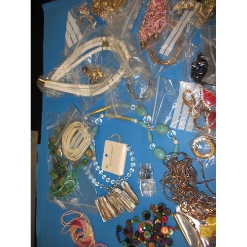 168 - A parcel of vintage costume jewellery, to include brooches and necklaces, all in used condition