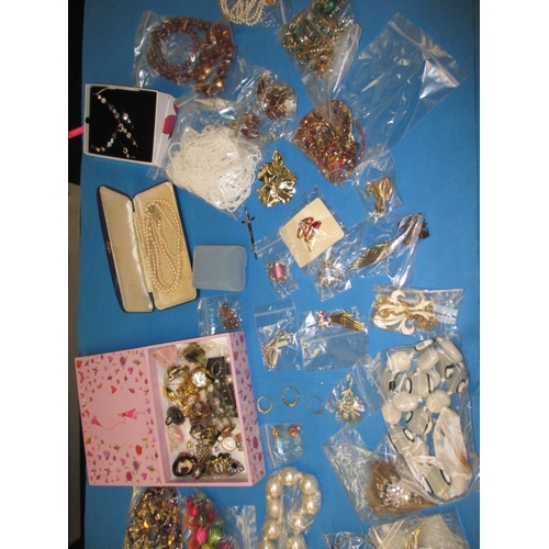 169 - A parcel of costume jewellery, to include rings, all in used condition