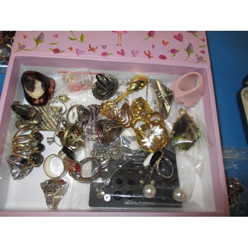 169 - A parcel of costume jewellery, to include rings, all in used condition