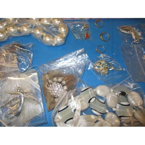 169 - A parcel of costume jewellery, to include rings, all in used condition